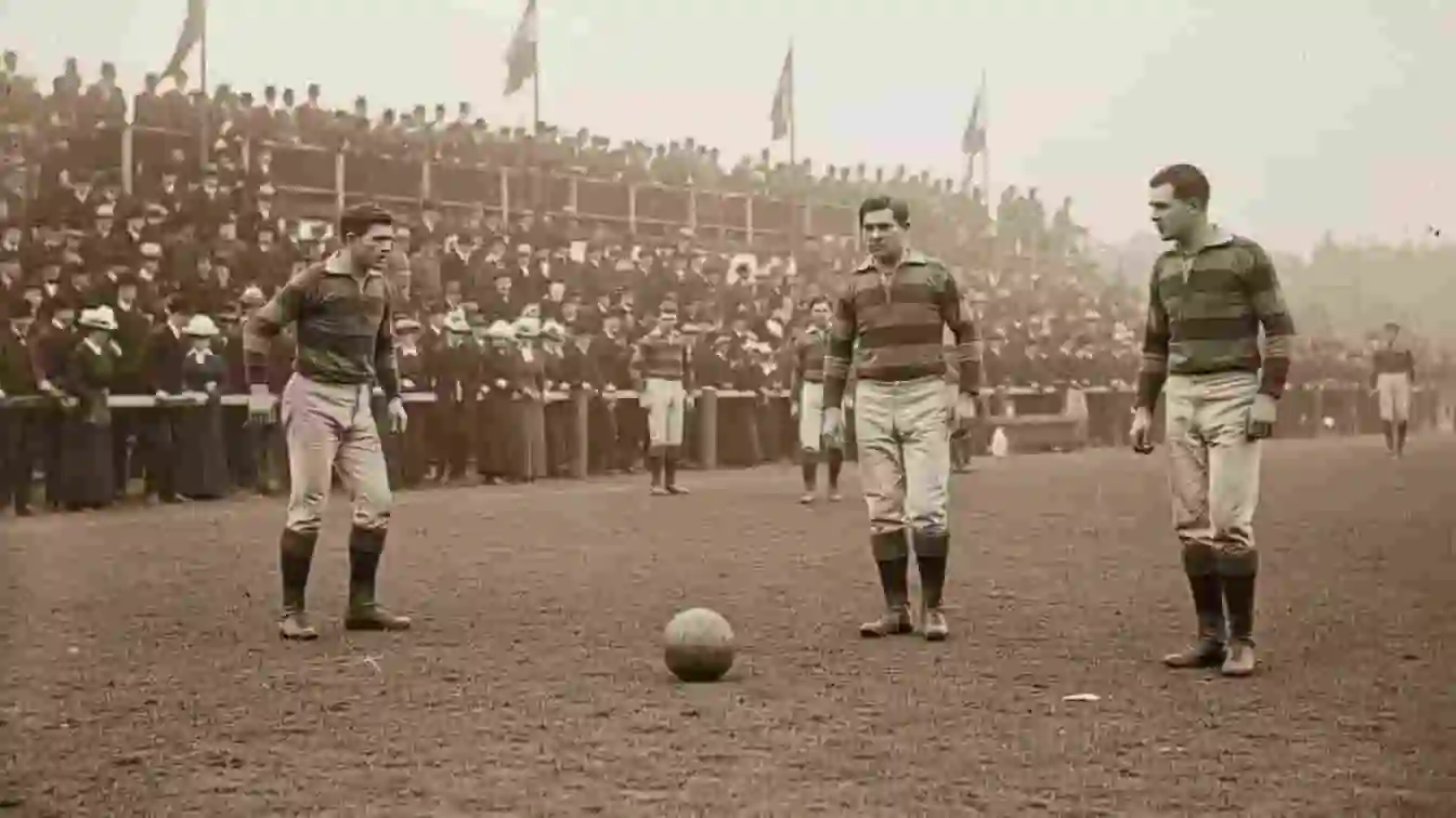 Historisk sort-hvid scene fra tidlig fodboldkamp