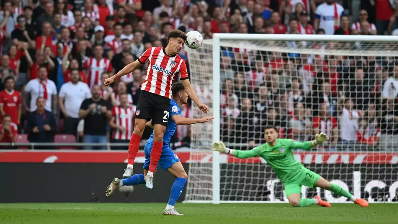 Centerforward header bolden mod mål ved indlæg